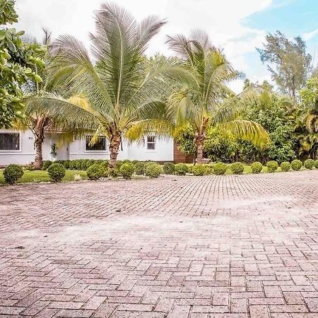 House With Pool, 10 Mins Drive To The Beach! Villa Miami Shores Buitenkant foto