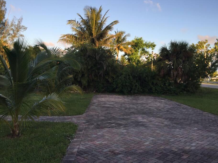 House With Pool, 10 Mins Drive To The Beach! Villa Miami Shores Buitenkant foto